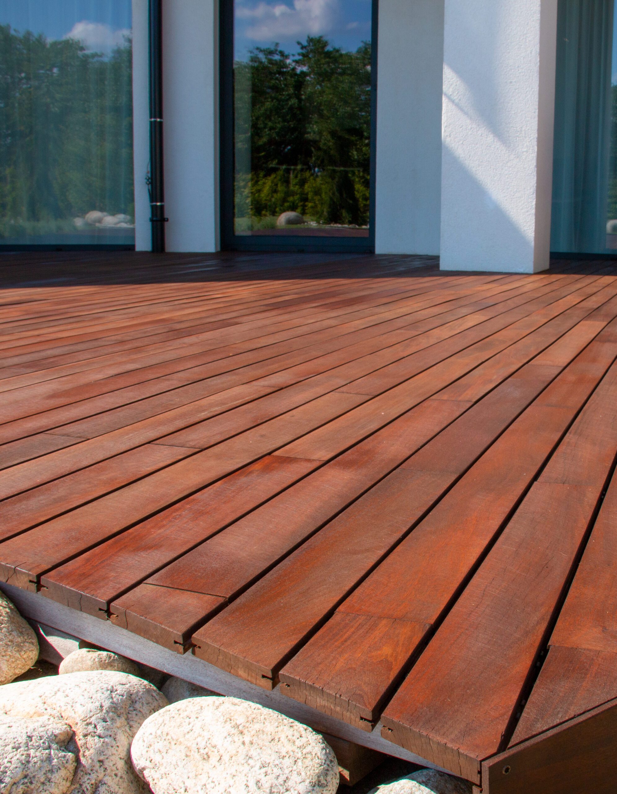 Ipe,Wood,Deck,,Modern,House,Design,With,Wooden,Patio,,Low