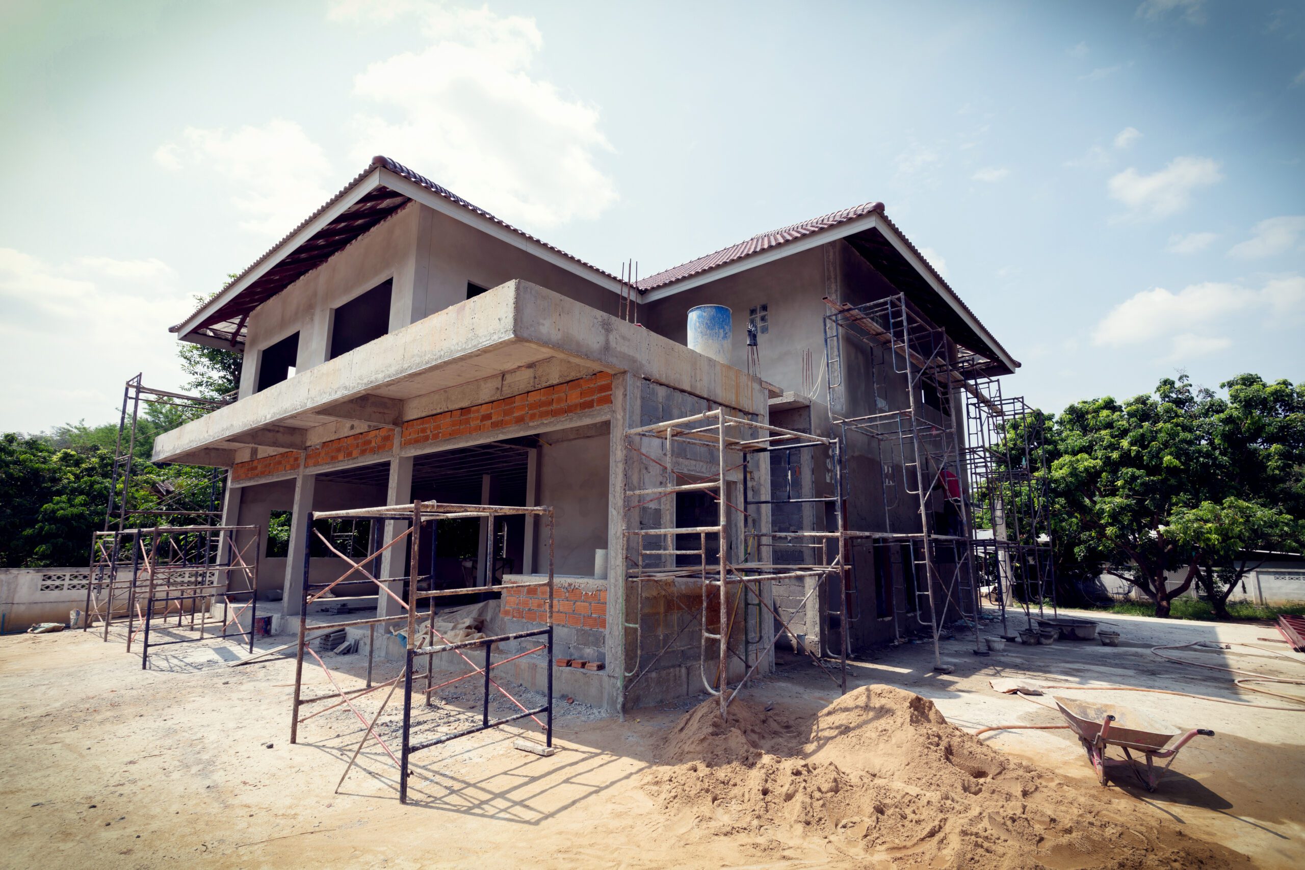 Building,Residential,Construction,House,With,Scaffold,Steel,For,Construction,Worker,